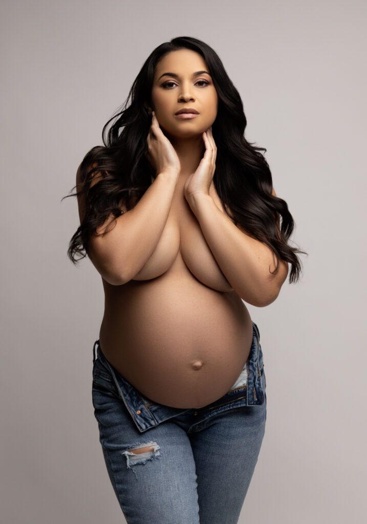 maternity shoot of woman in jeans