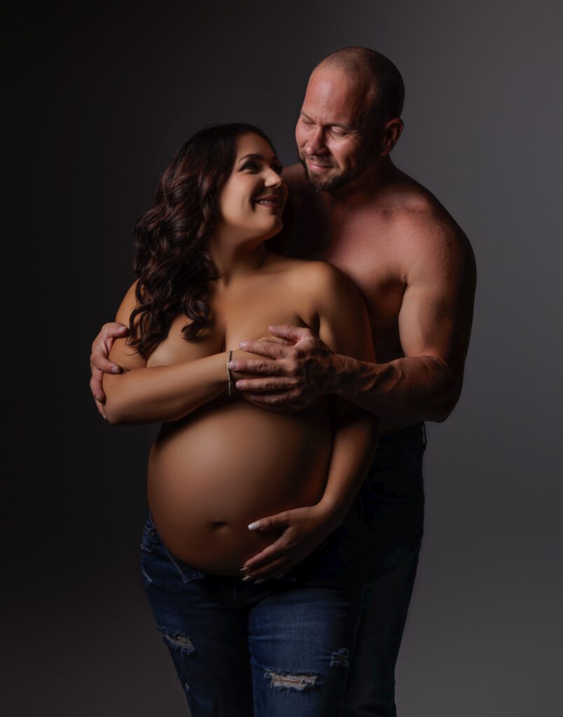 maternity woman wearing jeans with husband